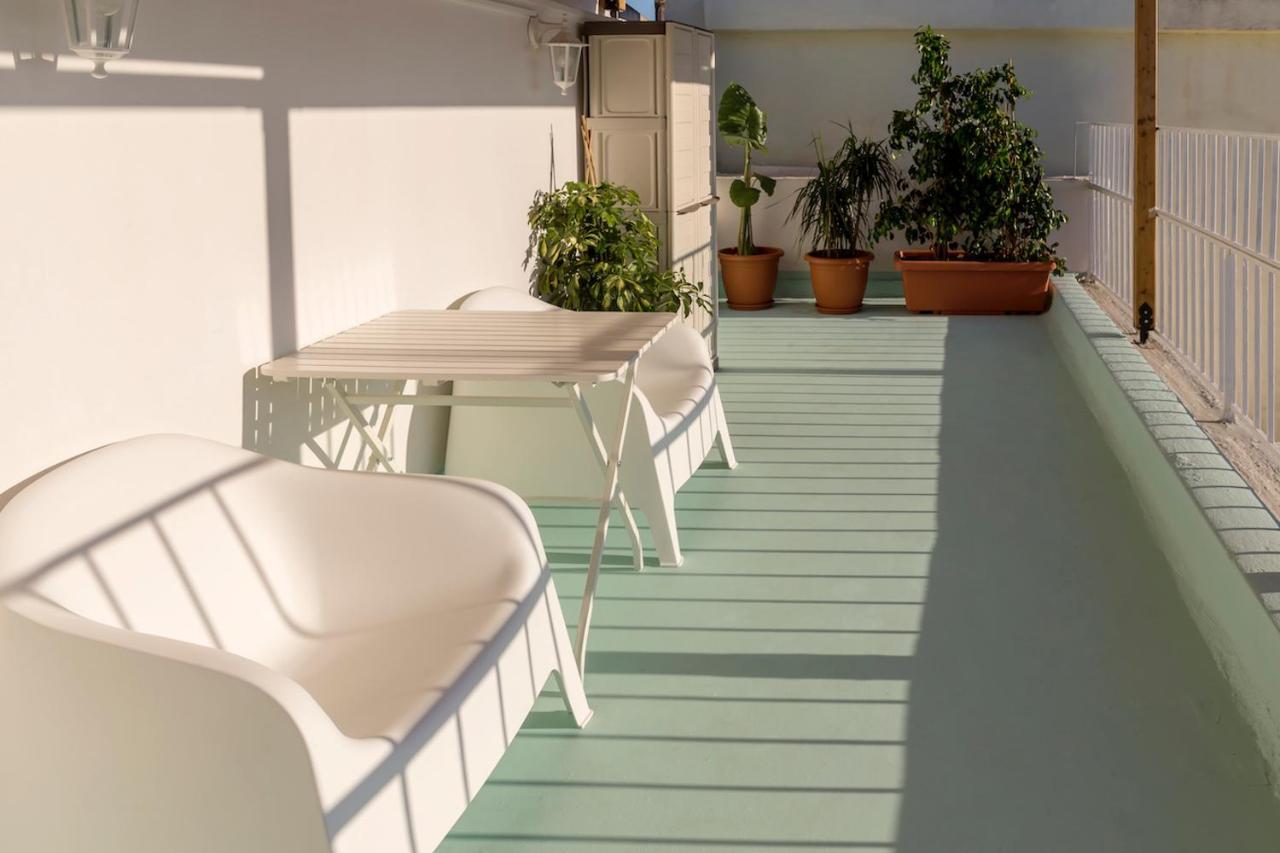 Blue And White Apartment Vipgreece Афины Экстерьер фото